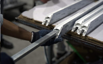 Sistemas de Refuerzo Interno con Estructura Metálica en una Puerta de PVC