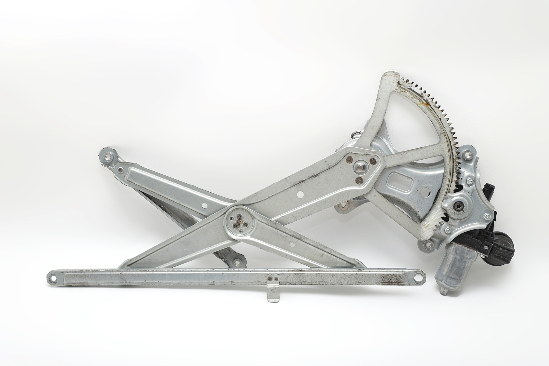 Mecanismo de actuador de cadena rígida para ventanas abatibles y oscilobatientes de aluminio