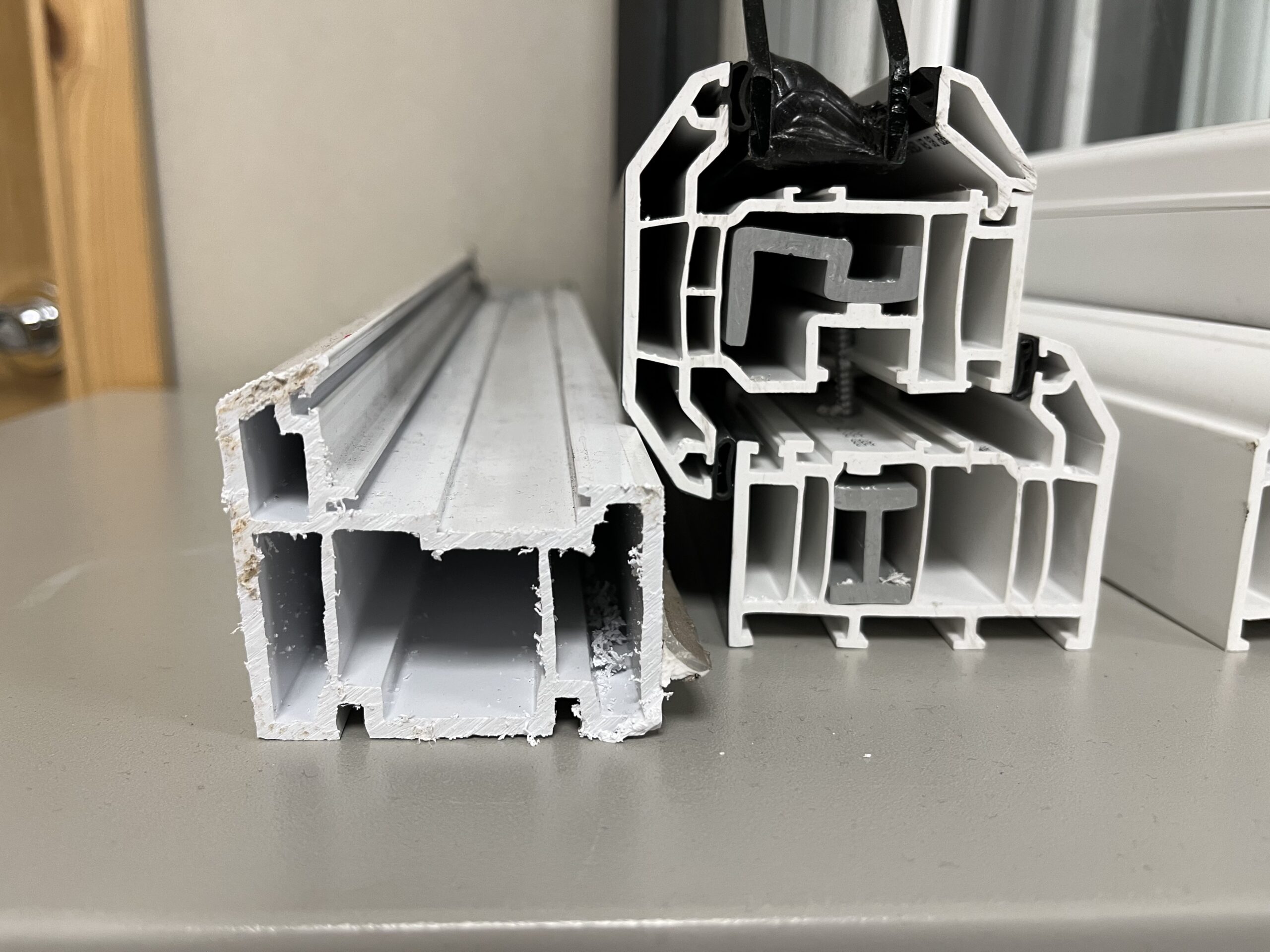 Puerta plegable de PVC con hojas apiladas abriendo un gran vano hacia terraza