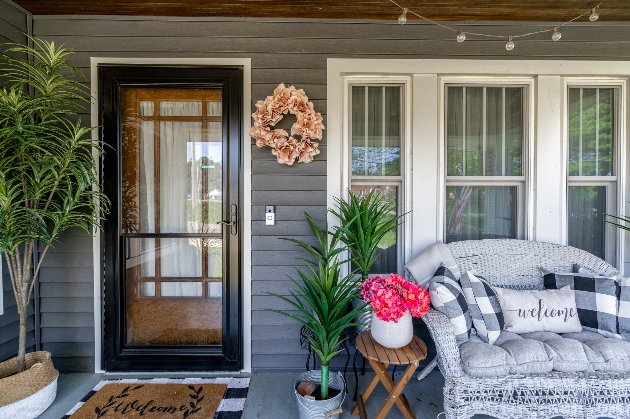 Instalador profesional sellando el perímetro de una puerta de aluminio exterior