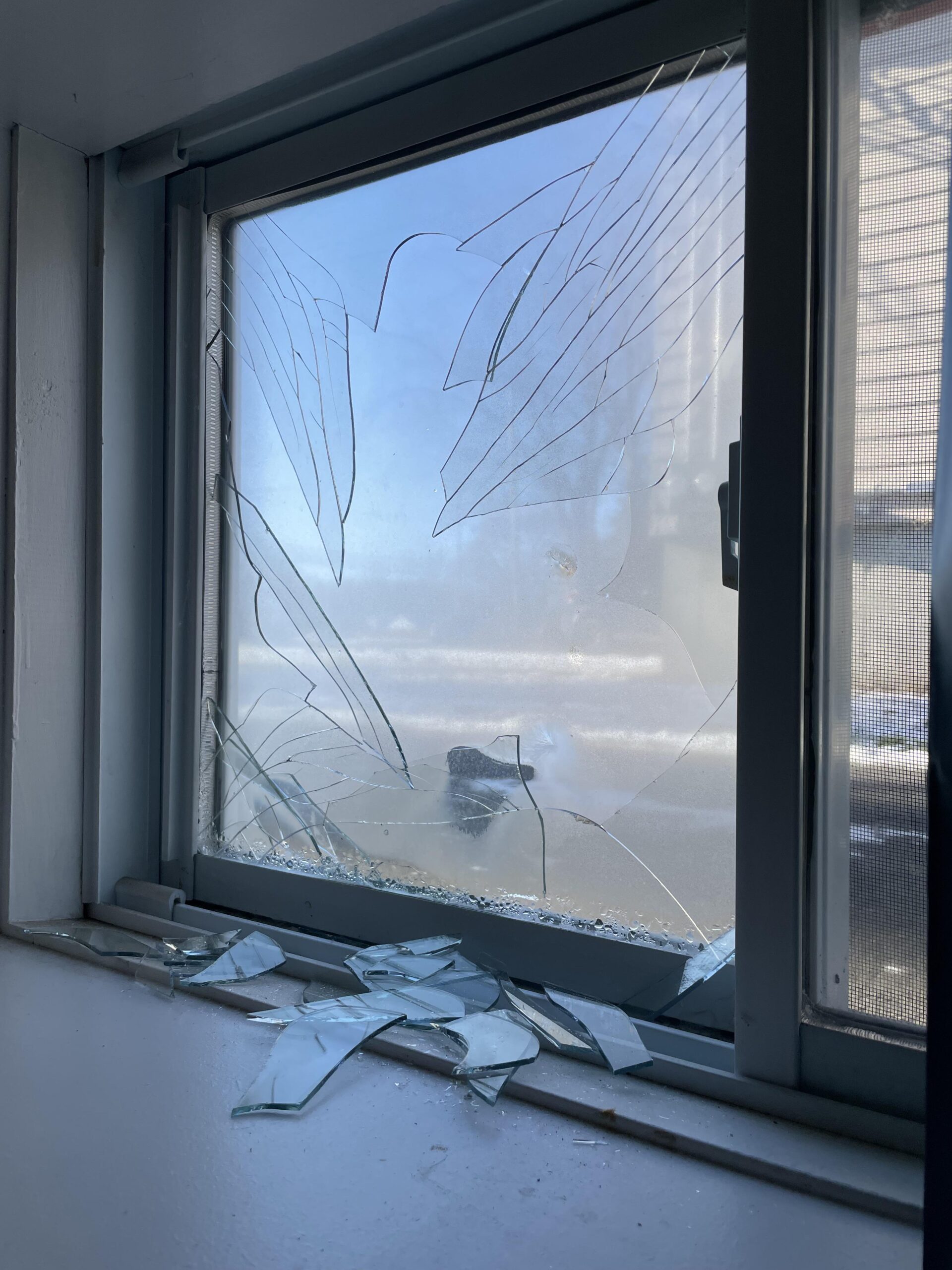 Termografía infrarroja de ventana mostrando zonas de pérdida de calor en colores cálidos