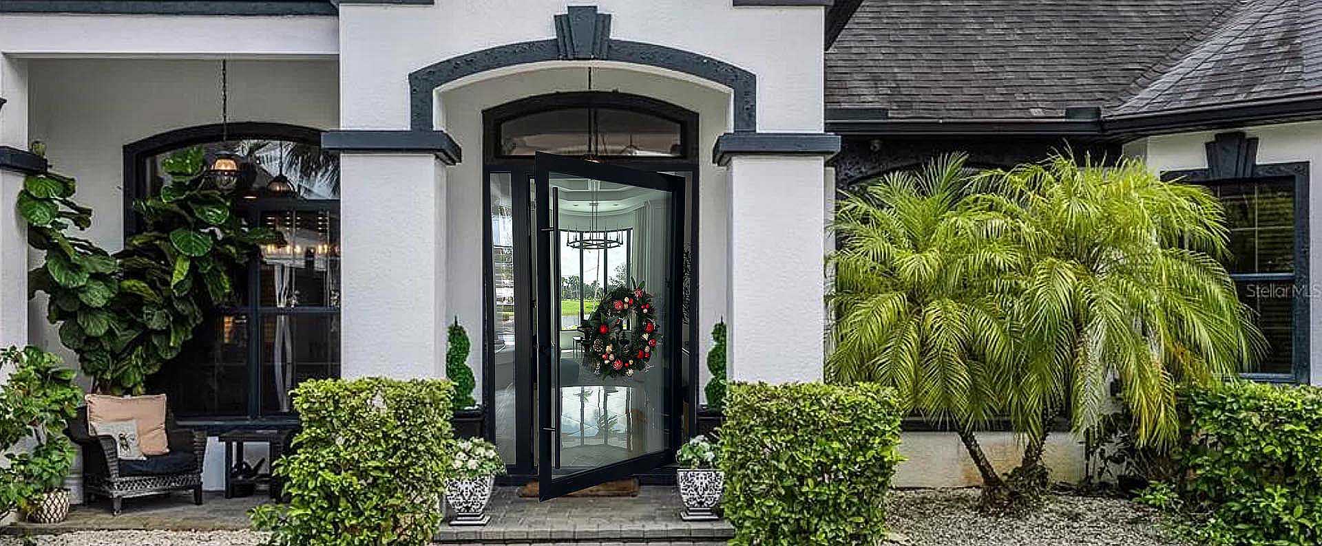 Puerta de aluminio moderna instalada en fachada residencial con acabado contemporáneo