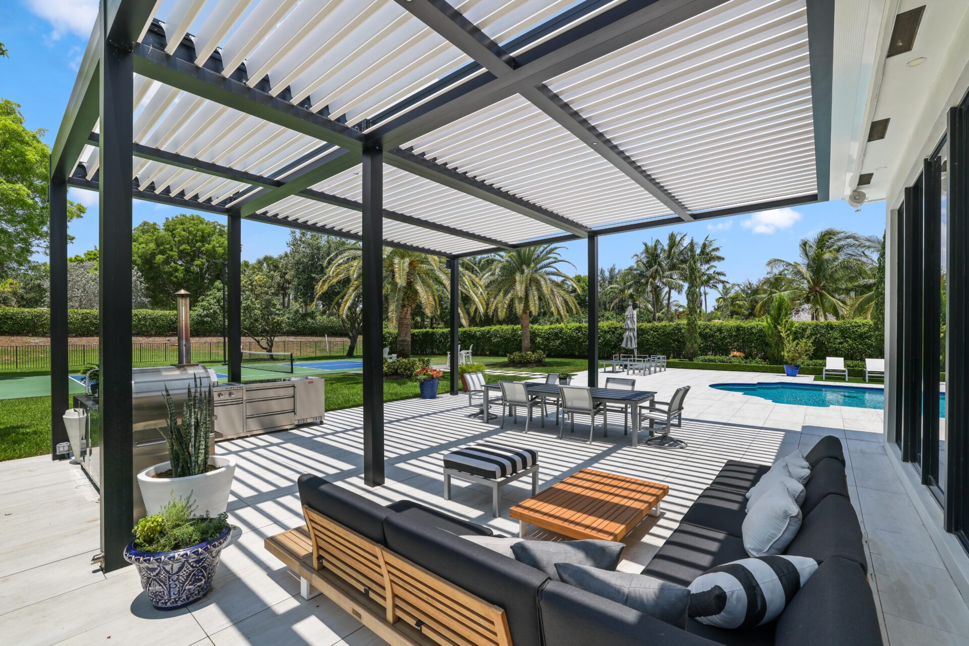 Pérgola bioclimática de aluminio con lamas orientables en terraza moderna