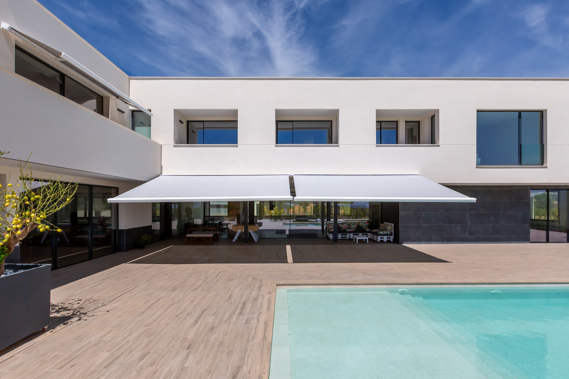 Toldos de lona vs toldos de aluminio: qué elegir según tu caso Toldos de lona vs toldos de aluminio: qué elegir según tu caso