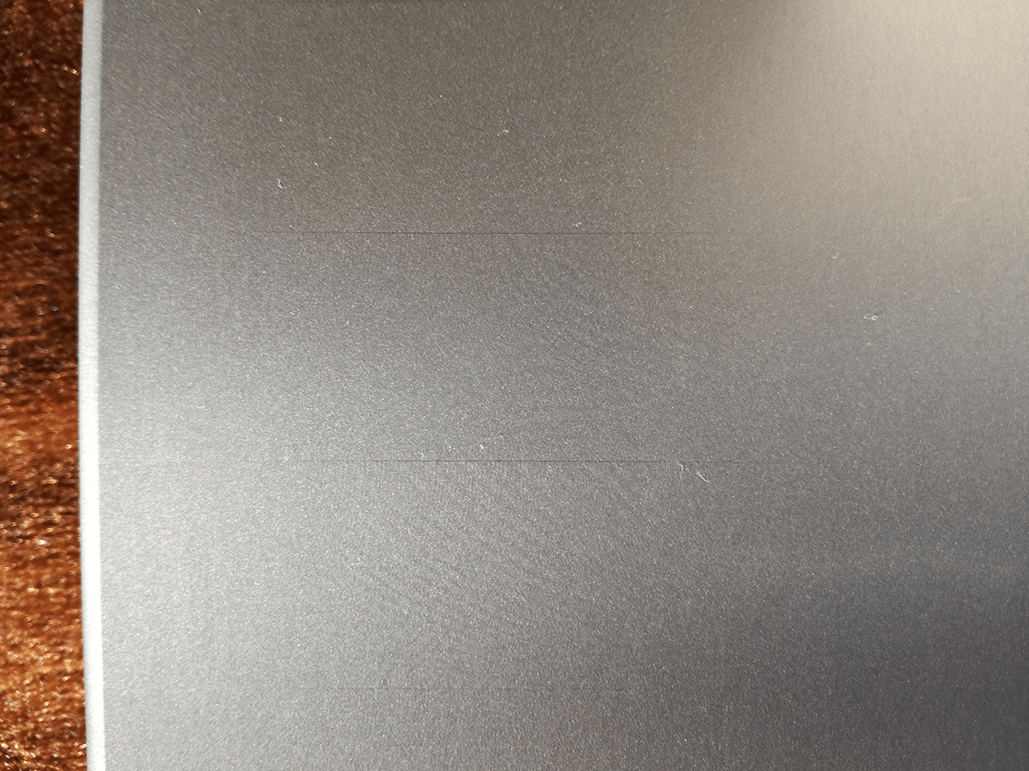 Textura de aluminio anodizado en tono plata para ventanas de fachada