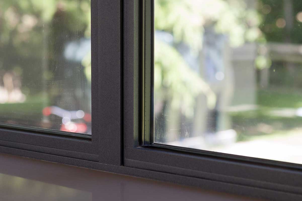 Aluminio lacado vs anodizado en ventanas y diferencias que sí importan Aluminio lacado vs anodizado en ventanas y diferencias que sí importan