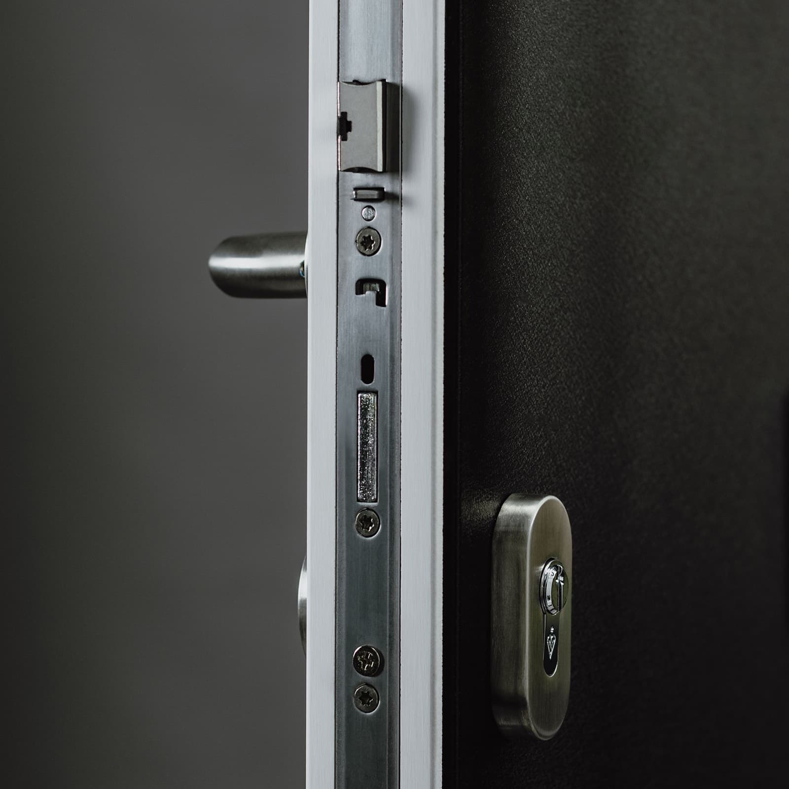 Detalle de cerradura multipunto y cilindro de seguridad en puerta acorazada