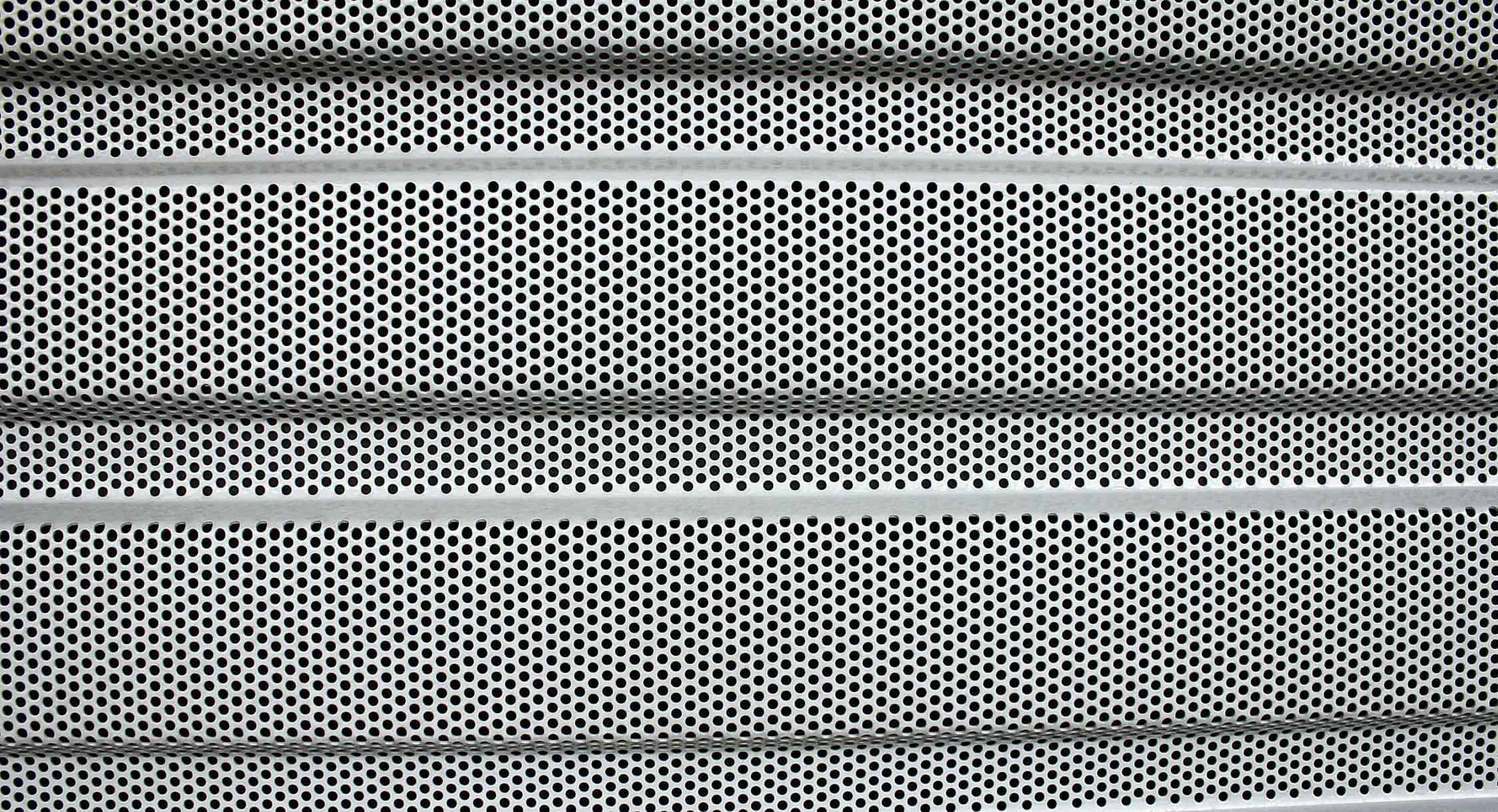 Textura de panel exterior de aluminio anodizado en puerta de seguridad