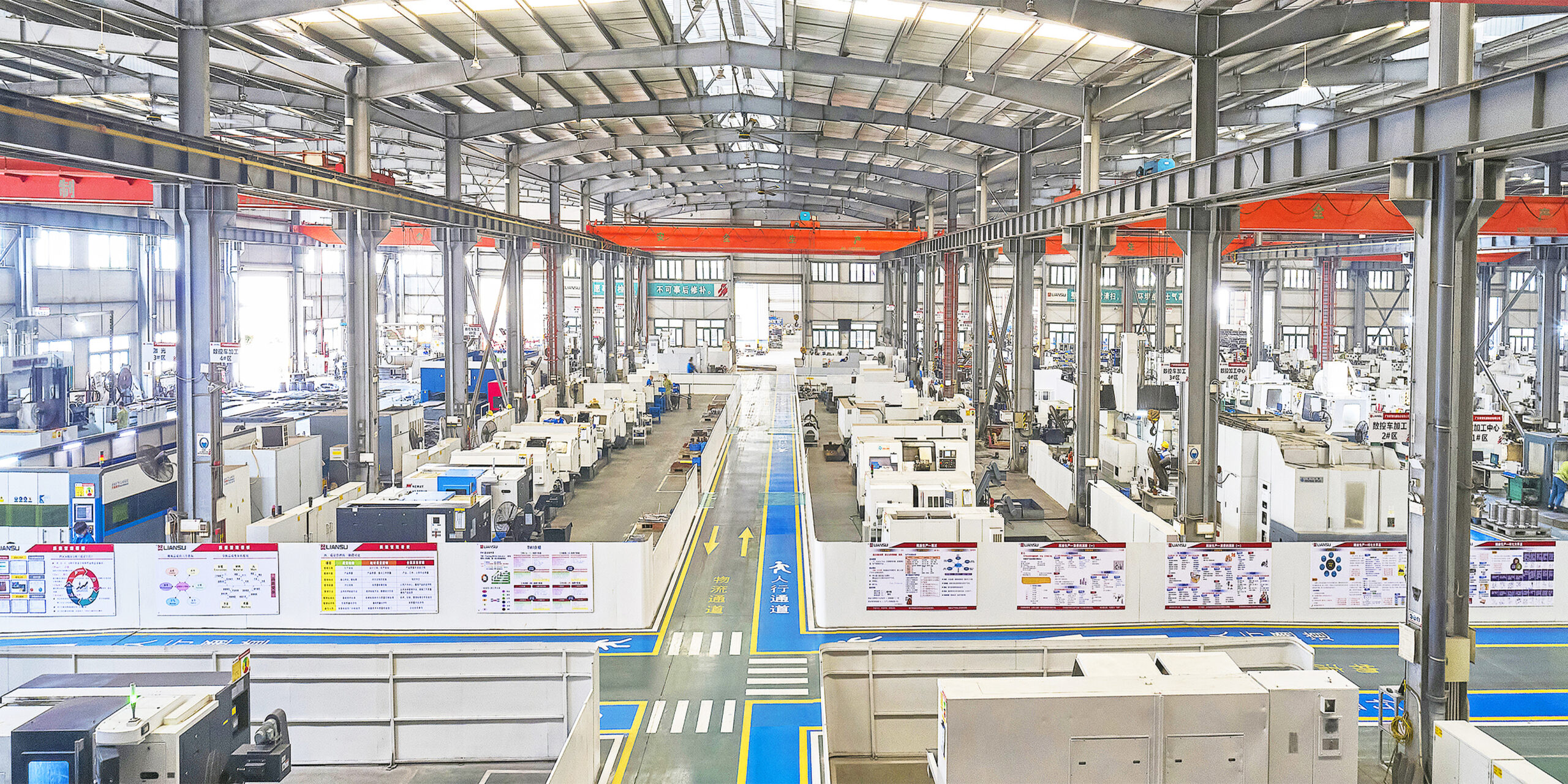 Línea de extrusión fabricando nuevos perfiles con núcleo de PVC reciclado