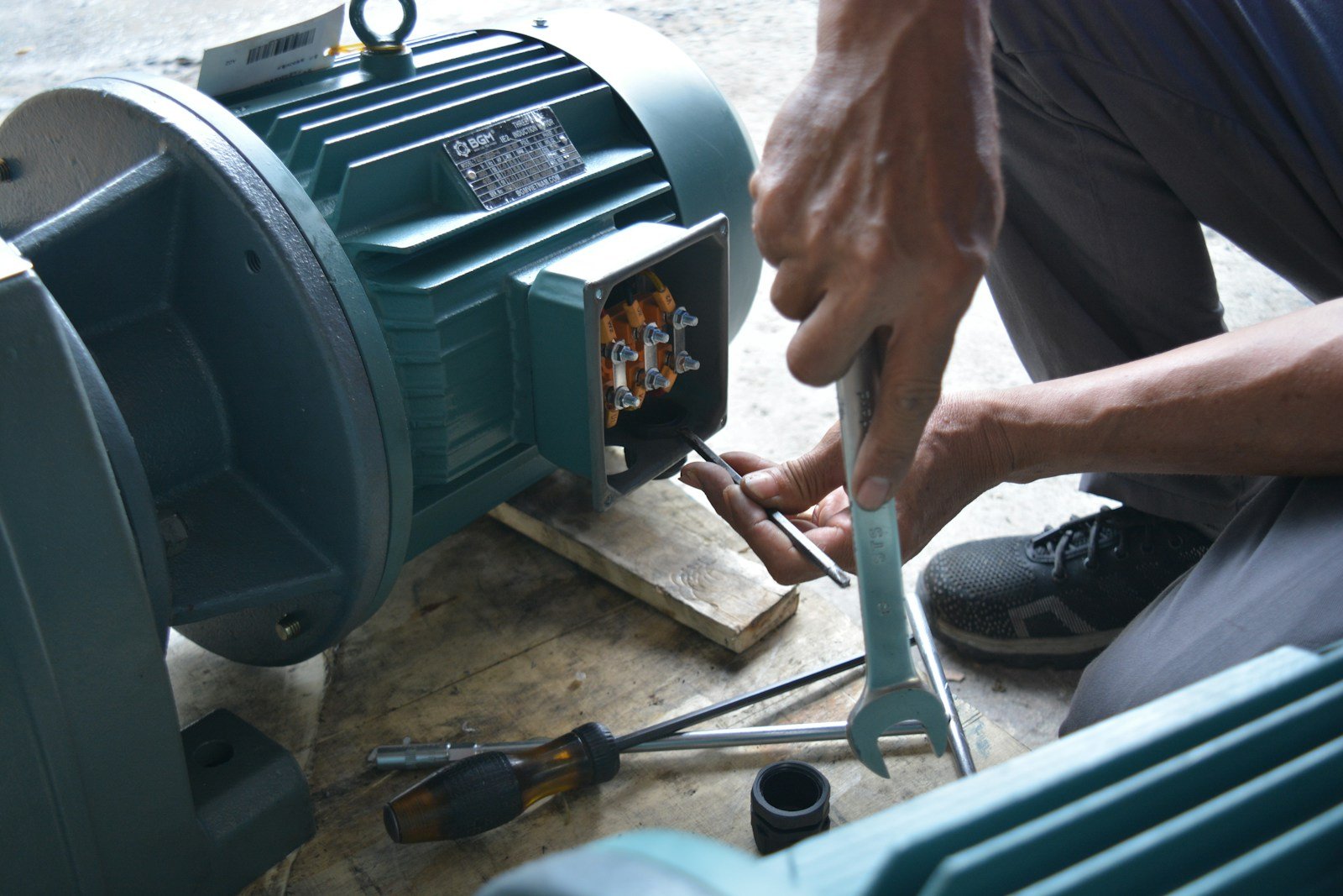 Condensador de arranque del motor tubular conectado al bobinado interno