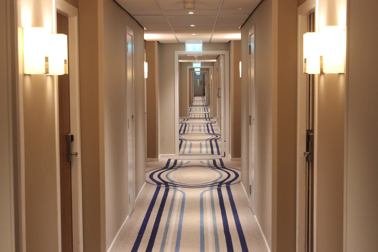 Pasillo de hotel con accesos a habitaciones y carpintería metálica cortafuegos