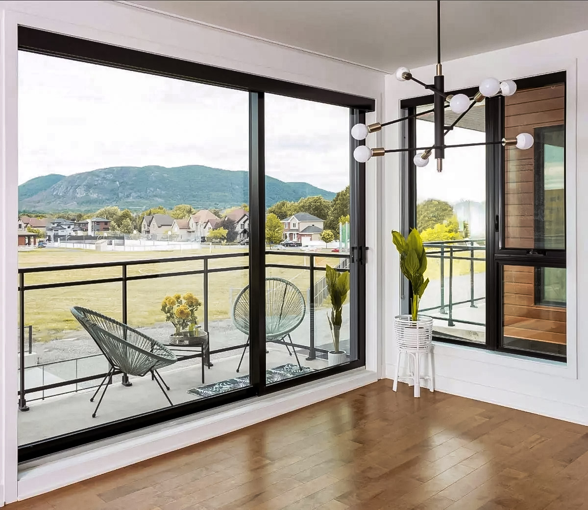 Puerta corredera de aluminio en salón con salida a terraza