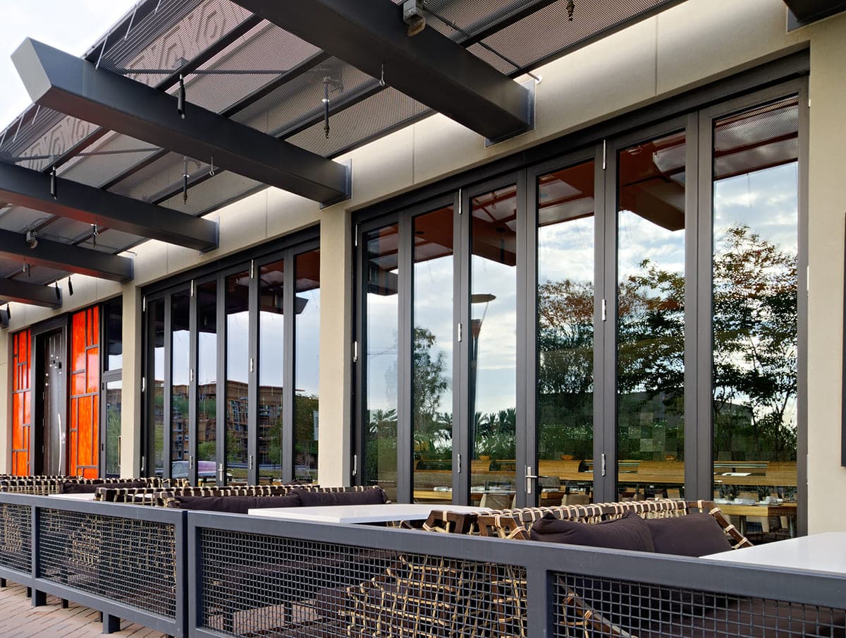 Terraza de restaurante con cerramiento plegable abierto al exterior