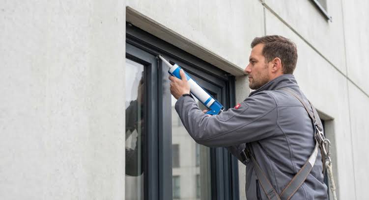 Aplicación profesional de silicona en sellado exterior de carpintería PVC