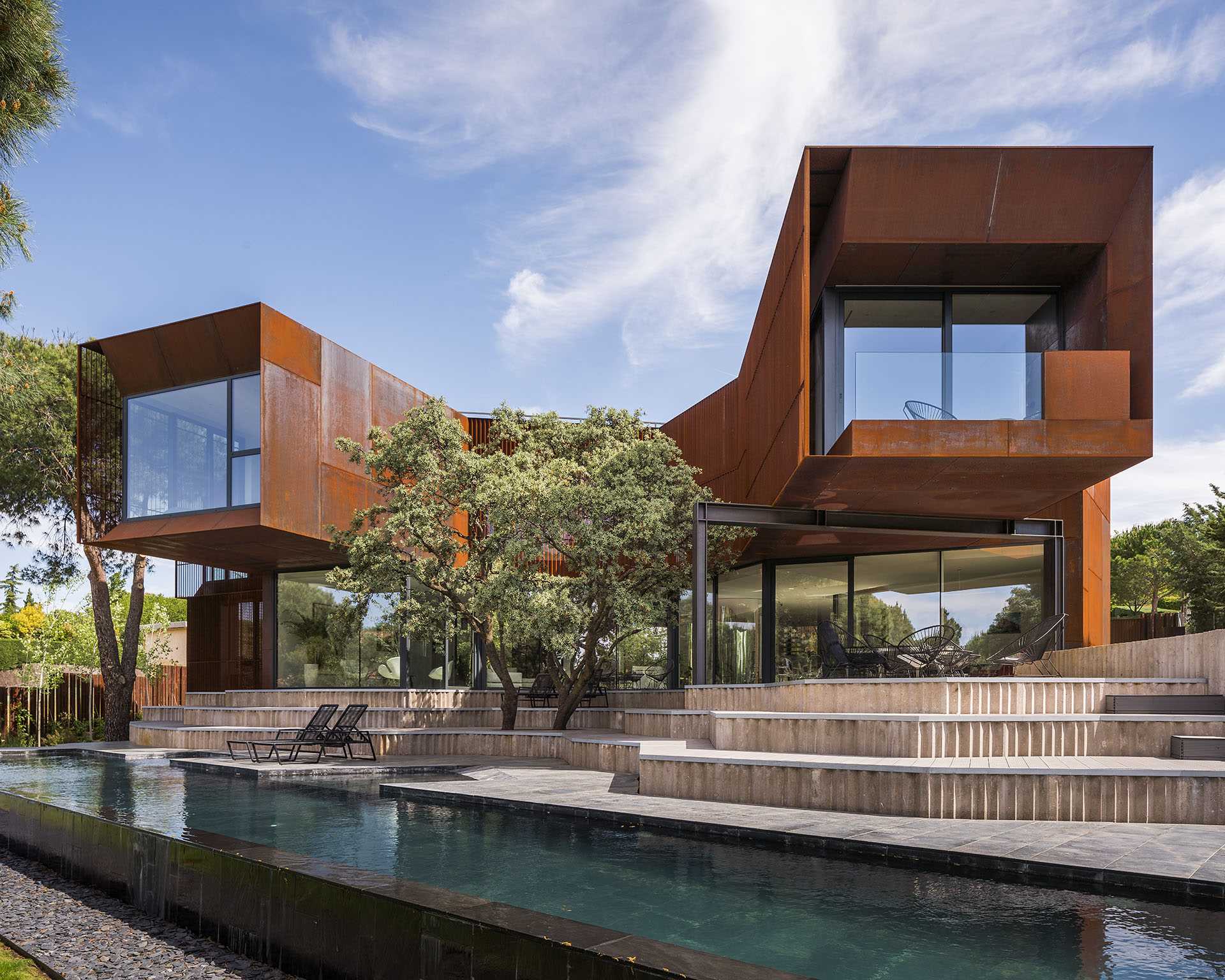 Fachada de vivienda residencial con ventanas de PVC integradas en diseño contemporáneo