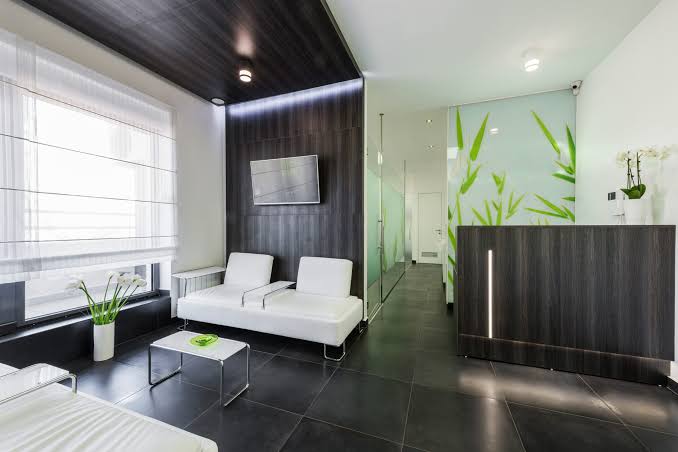 Sala de espera clínica con carpintería técnica de alto rendimiento