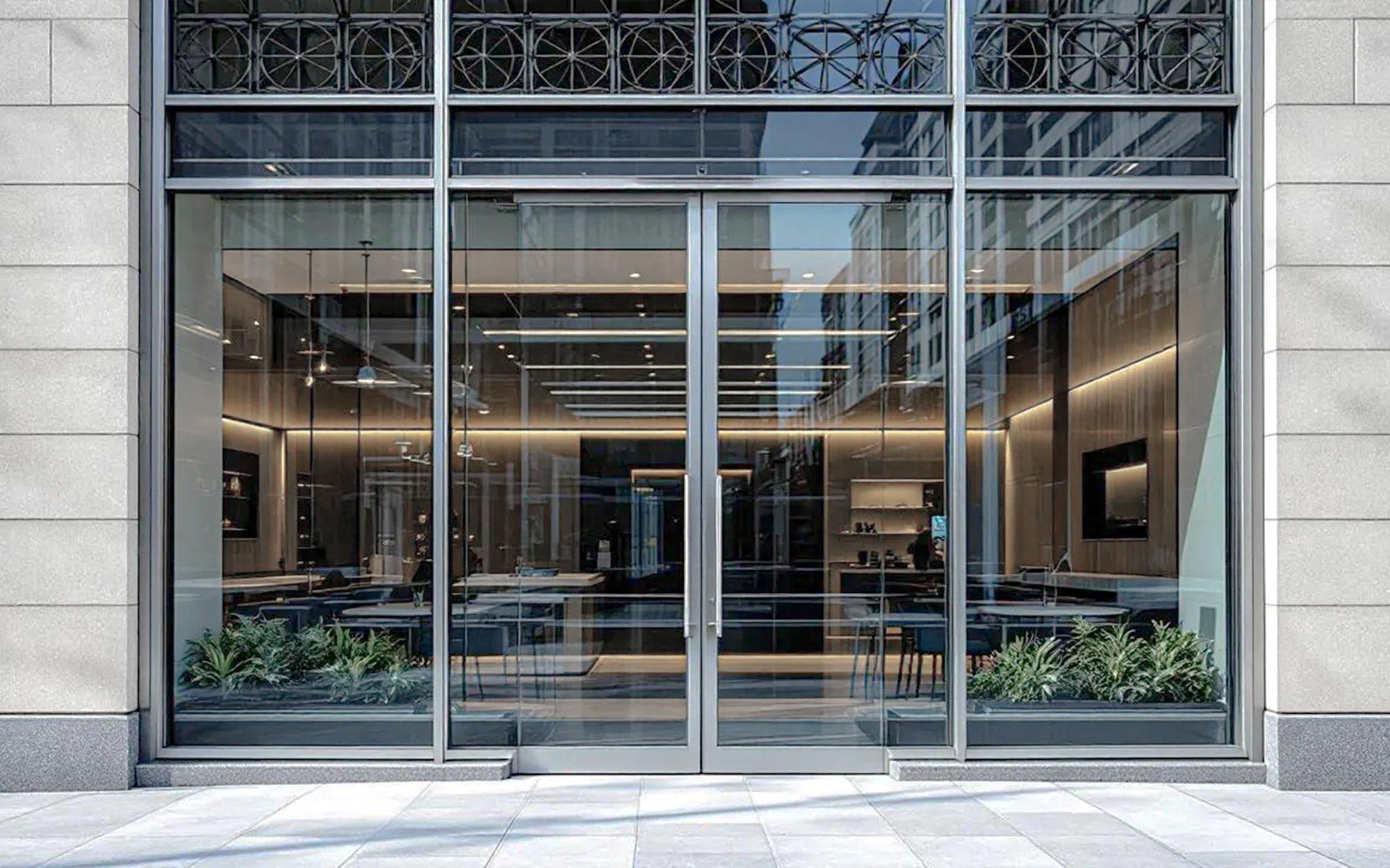 Entrada principal a edificio corporativo con acceso acristalado de gran formato
