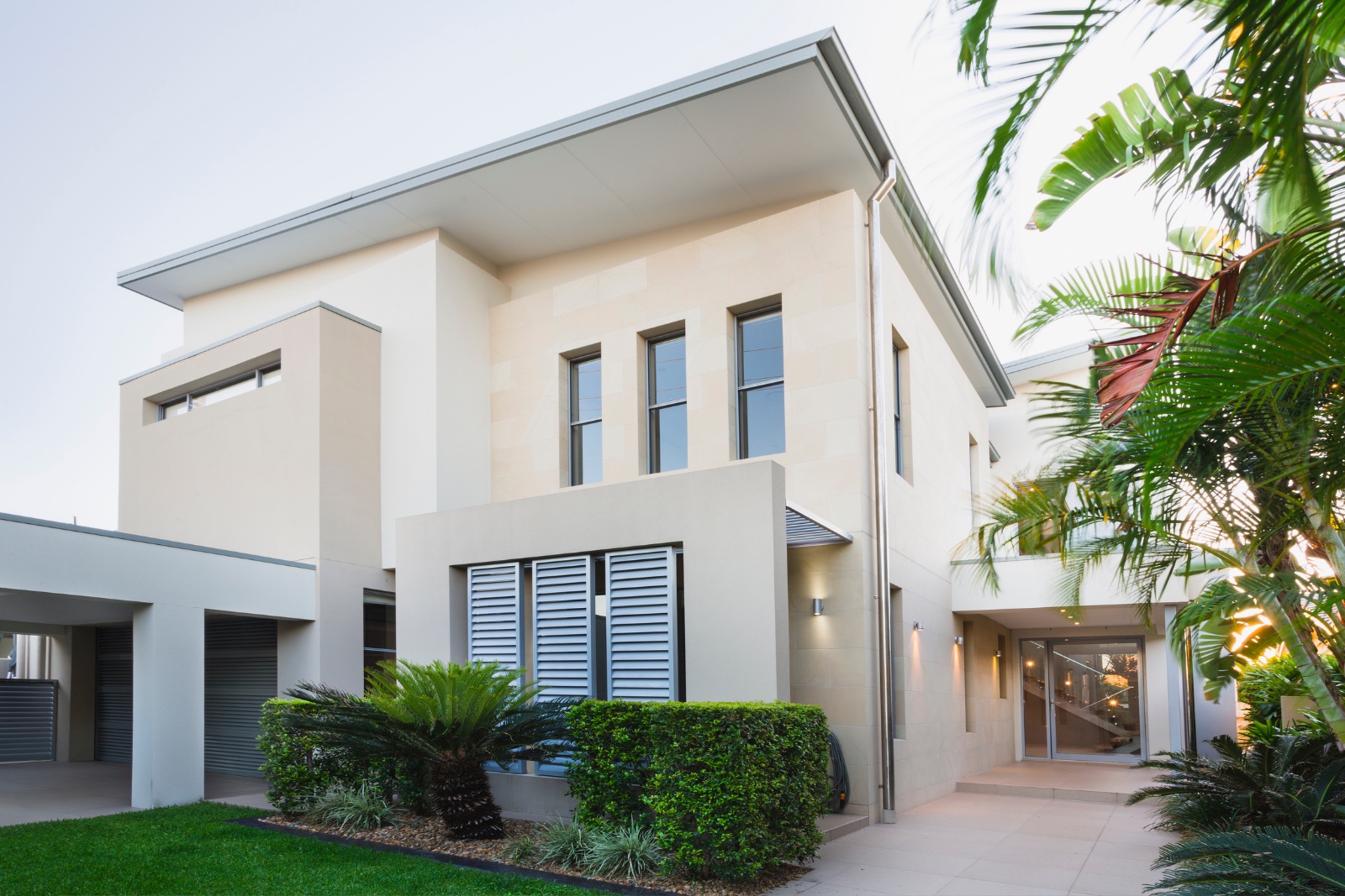 Vivienda costera con ventanas PVC que requieren mantenimiento quincenal contra salinidad