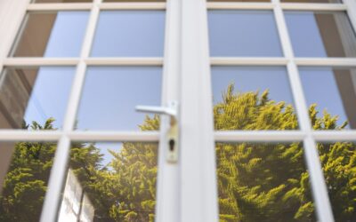 Ajustar las bisagras en una puerta de PVC sin llamar a un técnico