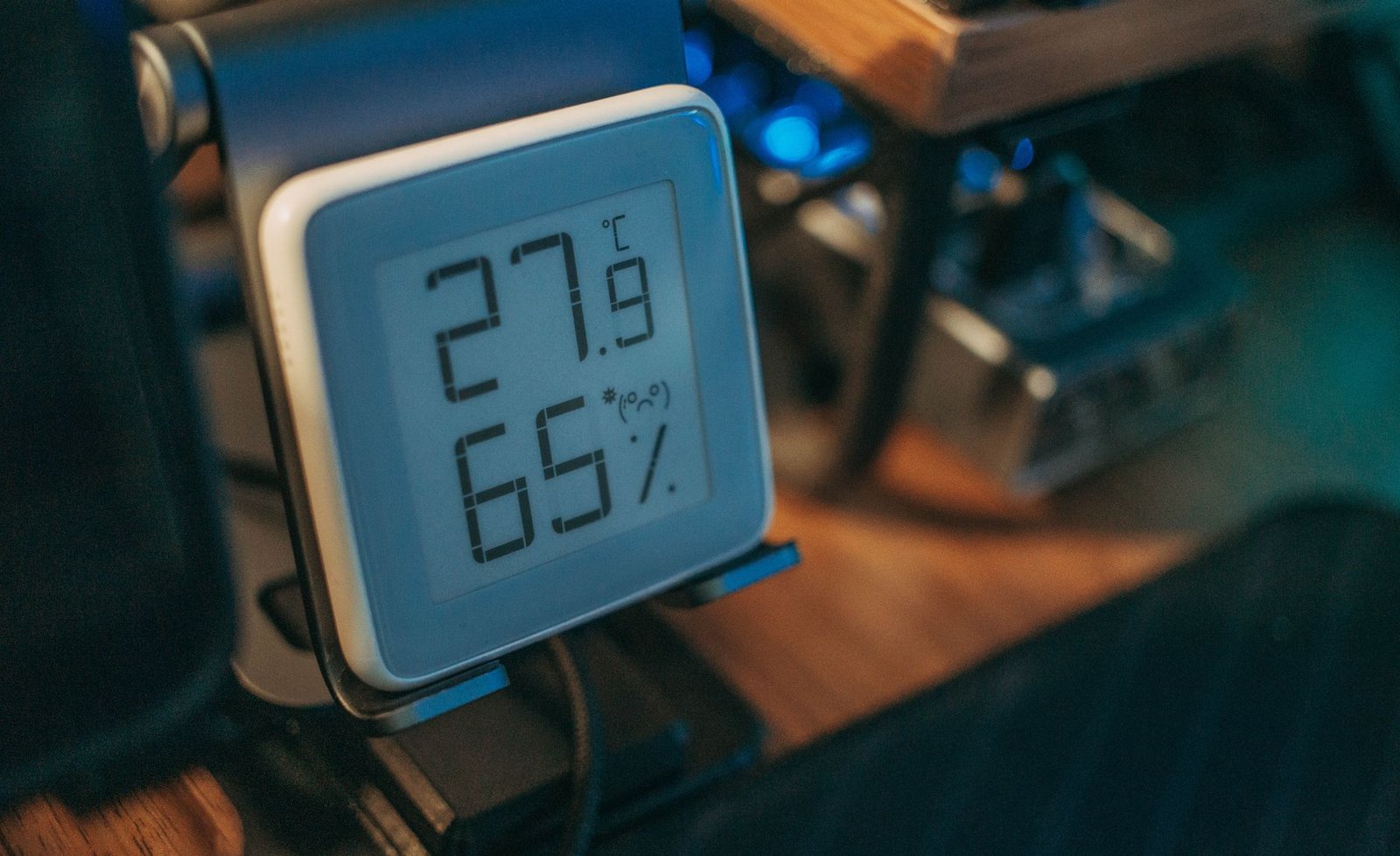 Higrómetro digital midiendo humedad relativa y temperatura en el interior de una vivienda