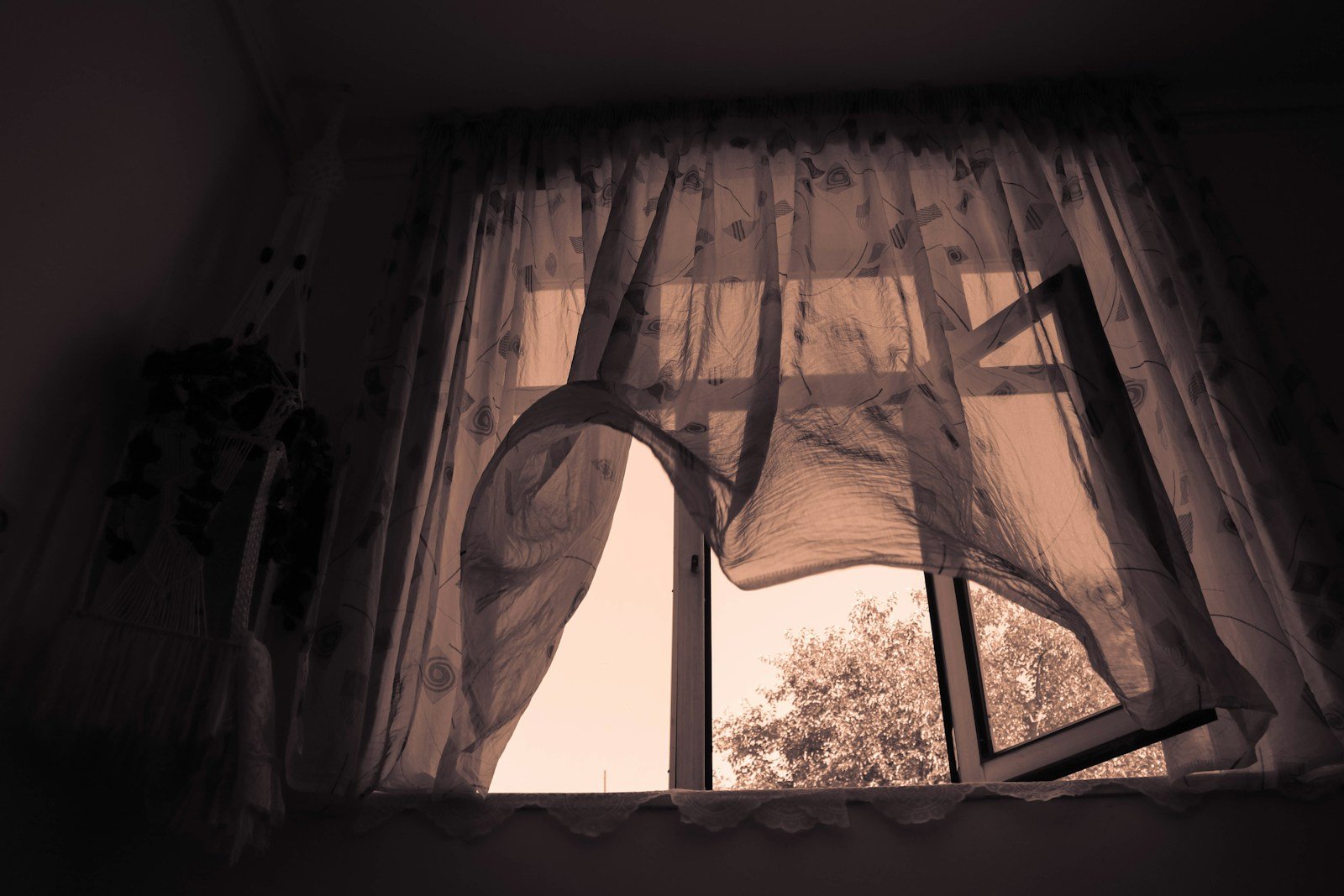 Habitación con ventana abierta para ventilación cruzada breve en una mañana de invierno