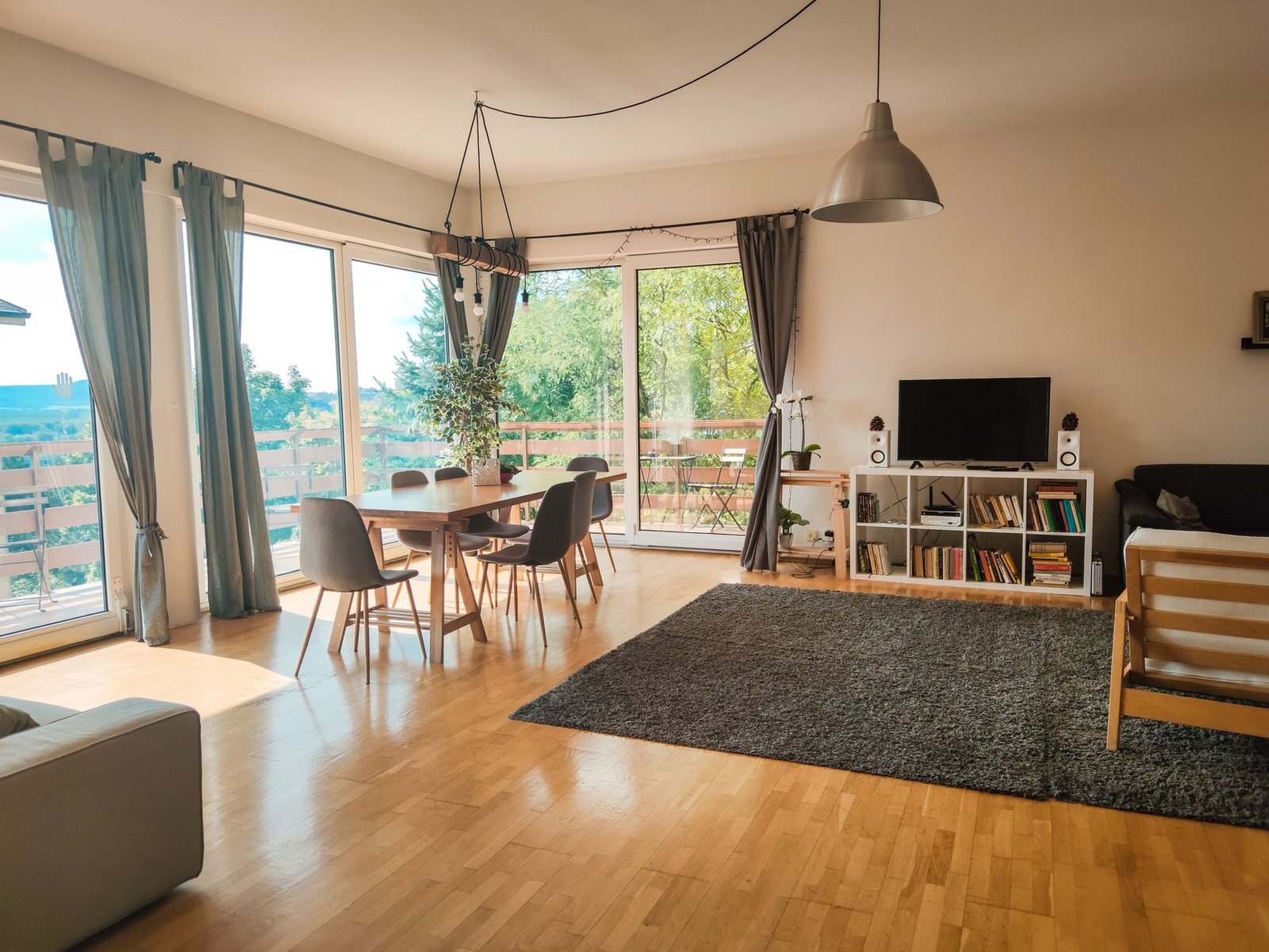 Salón de apartamento vacacional con gran corredera abierta al balcón en verano