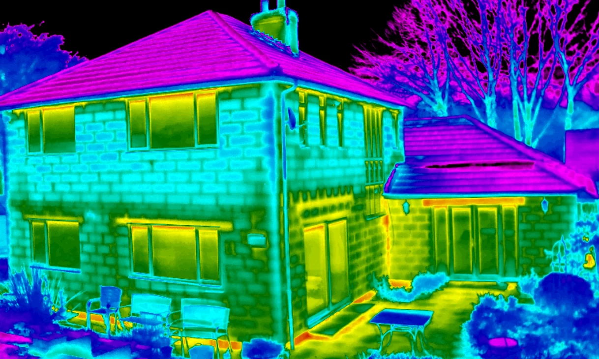 Análisis termográfico del aislamiento térmico en ventanas de PVC instaladas en fachada