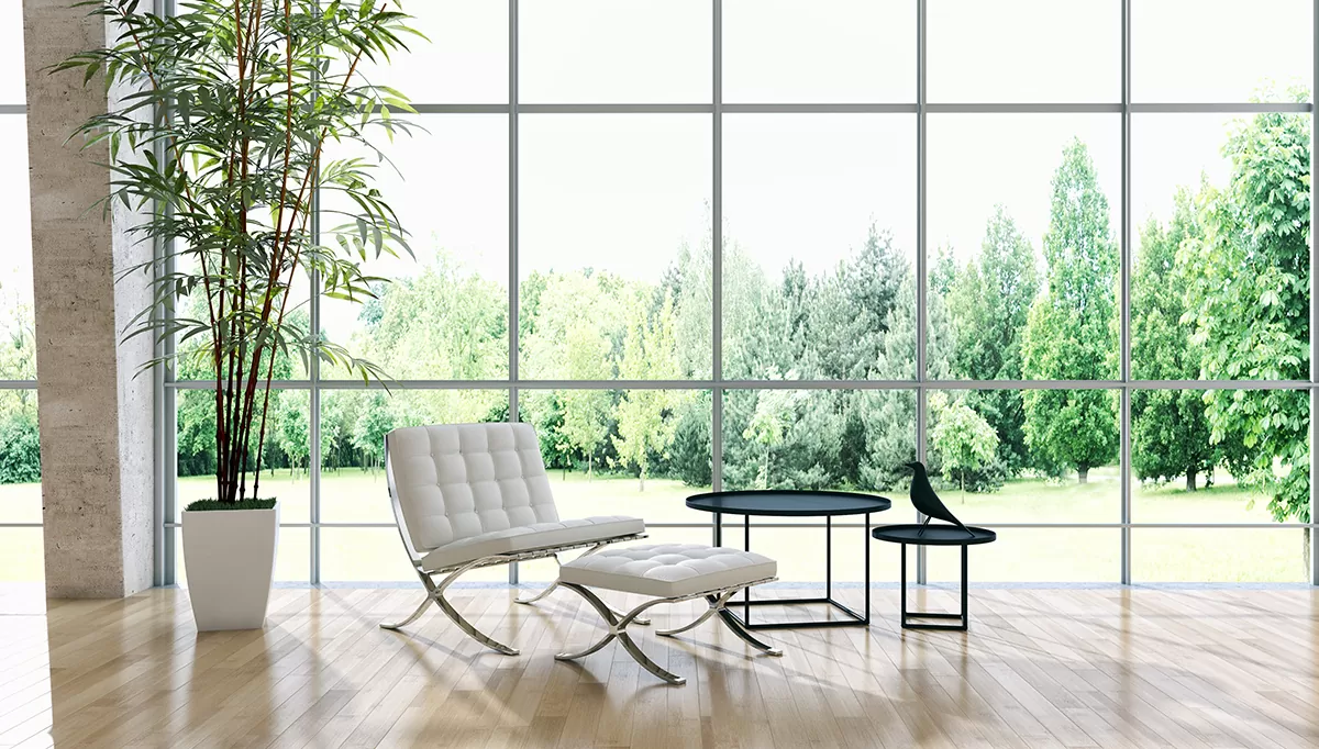 Interior de vivienda residencial con grandes huecos acristalados y buena iluminación natural